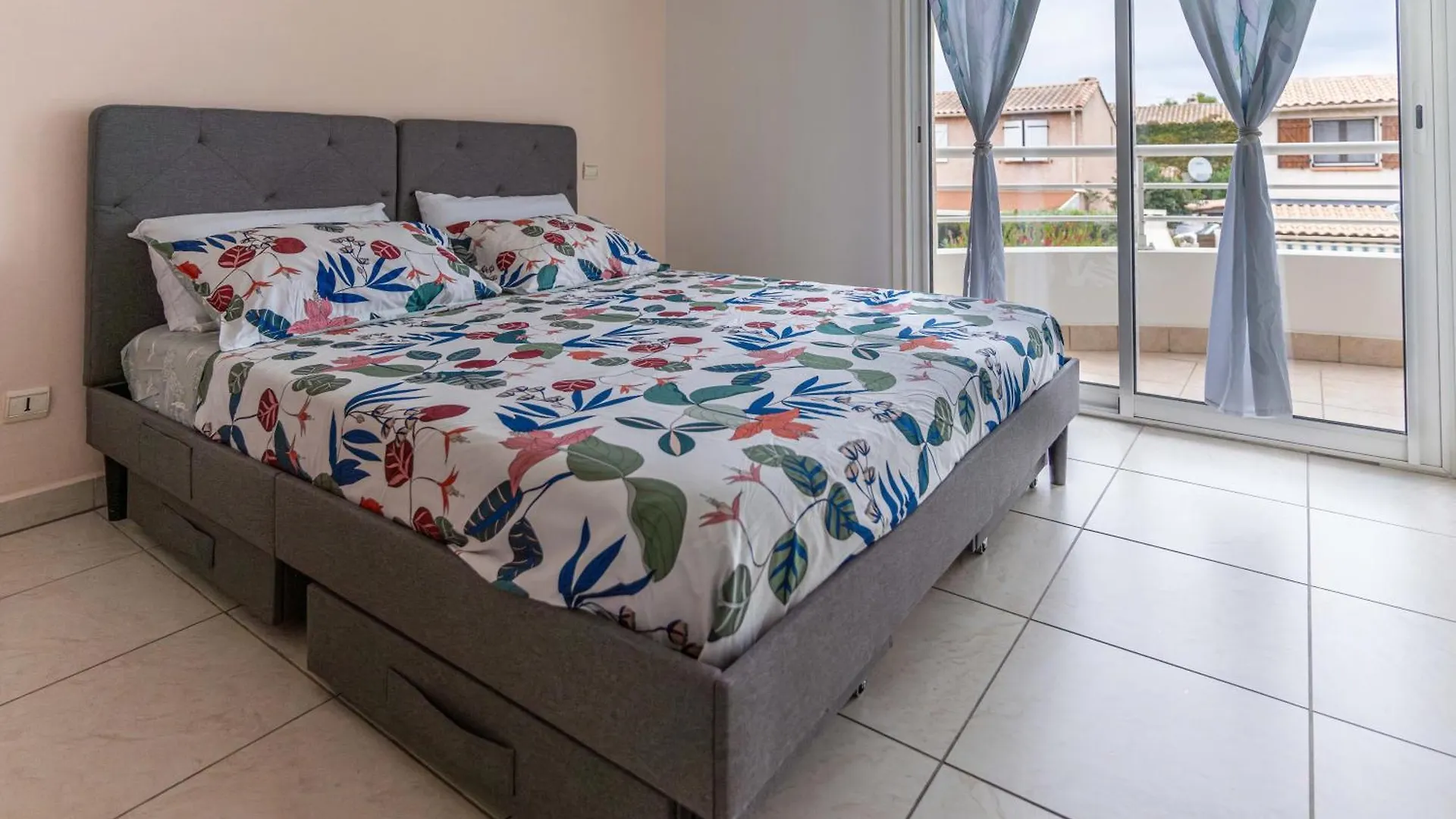 Proche Thalazur Et Plages, Parking Prive, Piscine Antibes 0*,
